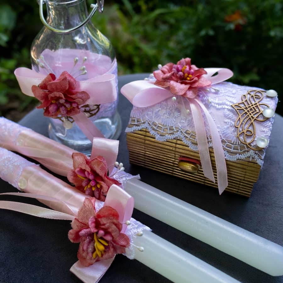 Декорирани свещи, бутилка и кутийка за кръщене на момиченце